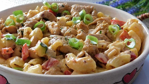 Těstoviny s kuřecím masem: Na krémové verzi se smetanou si zaručeně pochutnáte