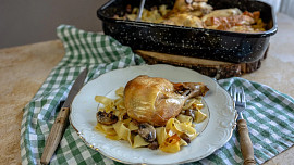 Maminčino kuře podle ČSN: Chuť kuřete podtrhnou žampiony a játra. Ochutnáte?