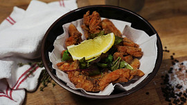 Kapří hranolky: Výtečná třeboňská specialita, kterou zvládne podle videoreceptu každý