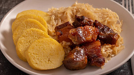 Chyby při přípravě výpečků se zelím: Pozor na suché maso i nevhodné ochucení zelí