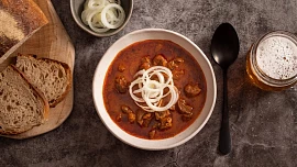 15 receptů na guláše: Vynikající jsou masové, houbové i zeleninové. Vyzkoušíte?