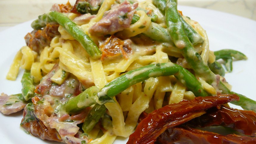 Jak uvařit fettuccine se šunkou a fazolkami? Pokrm báječně dochutí sušená rajčata