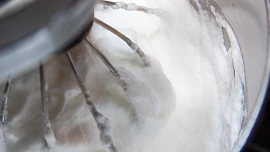 KVÍZ: Jak správně ušlehat sníh z bílků. Otestujte své znalosti v otázkách i v praxi KVÍZ: Jak správně ušlehat sníh z bílků. Otestujte své znalosti v otázkách i v praxi