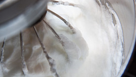 KVÍZ: Jak správně ušlehat sníh z bílků. Otestujte své znalosti v otázkách i v praxi