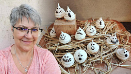 Halloweenští duchové z bílkového sněhu jsou strašidelní, tak je za trest sníme