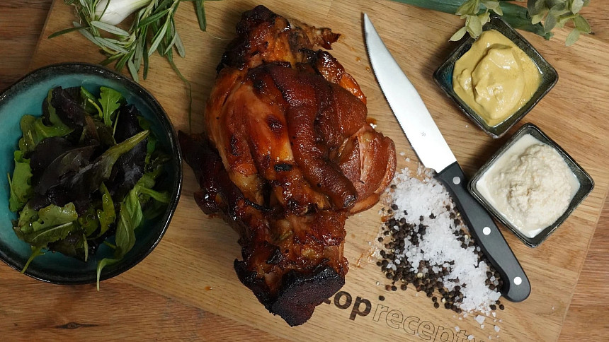 Dali byste si uzené, ale nemáte udírnu? Nevadí, využít můžete pomalý hrnec