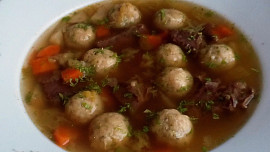 Jak uvařit silný hovězí vývar, který vás postaví na nohy? Podivejte se na několik tipů.