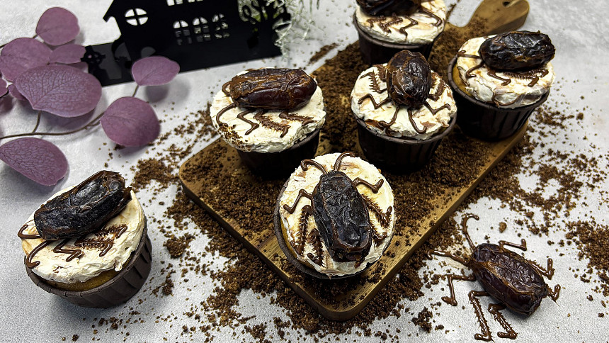 Halloweenské šváby na cupcaku si budete pamatovat dlouho. Videonávod ukáže, jak na ně