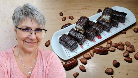 Datlové tyčinky: Sladká dobrota z ovoce, oříšků a medu je zabalená do čokolády Datlové tyčinky: Sladká dobrota z ovoce, oříšků a medu je zabalená do čokolády