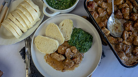 Jak připravit moravského vrabce? Se špenátem a knedlíkem je neodolatelný Jak připravit moravského vrabce? Se špenátem a knedlíkem je neodolatelný