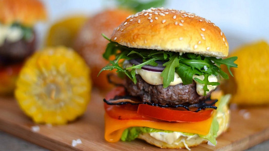 Domácí hamburger: Připravte si nejlepší fast foodové občerstvení v pohodlí domova