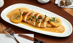 Jak se dělá medová omáčka? Sladký medový přeliv k pečenému masu nemá chybu