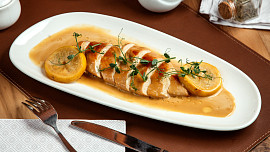 Jak se dělá medová omáčka? Sladký medový přeliv k pečenému masu nemá chybu