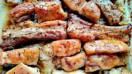 Jak upéct bůček? Tučné maso s dočervena vypečenou kůží je pokladem české kuchyně