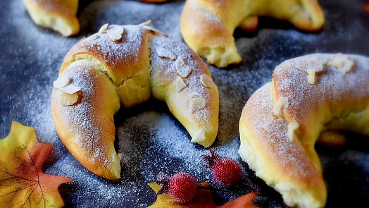 Martinské podkovy chutnají s ořechovou náplní. Povedou se podle videoreceptu Martinské podkovy chutnají s ořechovou náplní. Povedou se podle videoreceptu