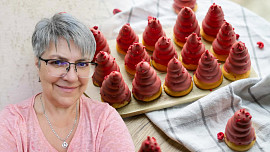 Jahodové indiánky: Růžový sníh ukryjte do kabátku z čokolády nebo fondánové polevy