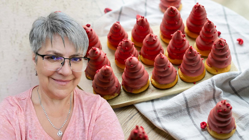 Jahodové indiánky: Růžový sníh ukryjte do kabátku z čokolády nebo fondánové polevy Jahodové indiánky: Růžový sníh ukryjte do kabátku z čokolády nebo fondánové polevy