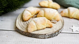 Jak upéct rohlíčky ze šlehačkového těsta? Chutnají báječně nasladko i naslano