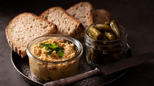 Škvarková pomazánka: Tato poctivá pochoutka vás přenese na venkov k babičce Škvarková pomazánka: Tato poctivá pochoutka vás přenese na venkov k babičce