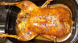 Pečená husa: Tučná husí pečínka tradičně patří na svatomartinský a vánoční stůl