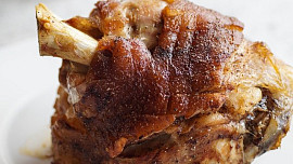 Upéct vepřové koleno s námi zvládne i začátečník. Provedeme vás celým postupem