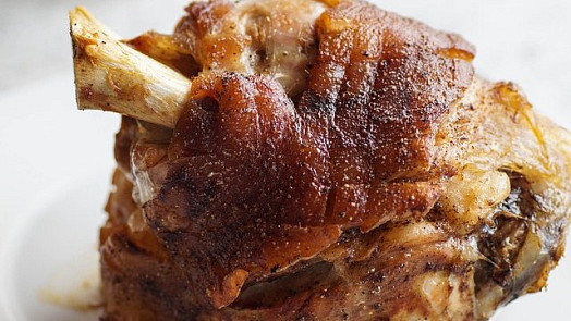 Upéct vepřové koleno s námi zvládne i začátečník. Provedeme vás celým postupem