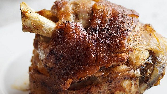 Upéct vepřové koleno s námi zvládne i začátečník. Provedeme vás celým postupem Upéct vepřové koleno s námi zvládne i začátečník. Provedeme vás celým postupem