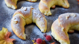 Jak na martinské rohlíčky? Nejlepší recepty od kynutých rohlíčků až po ty tvarohové