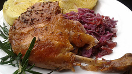 Jak uvařit kachnu s červeným zelím? Tradiční pečínka báječně provoní celý domov