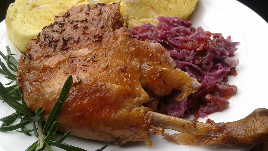 Jak uvařit kachnu s červeným zelím? Tradiční pečínka báječně provoní celý domov