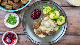 Jak udělat švédské masové kuličky? Přelité smetanovou omáčkou chutnají skvostně