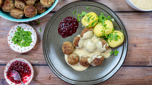 Jak udělat švédské masové kuličky? Přelité smetanovou omáčkou chutnají skvostně