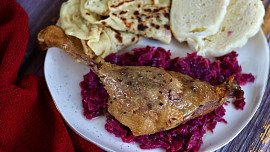 Pečená husa nebo kachna podle videoreceptu: Uvnitř je měkká a na povrchu křupavá