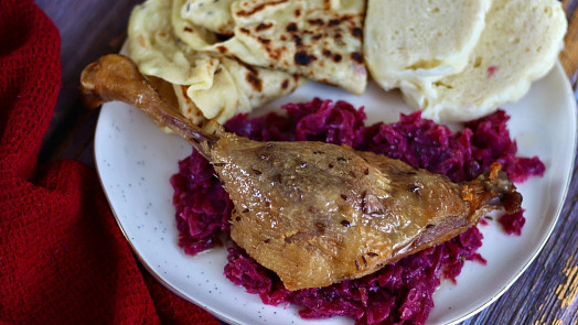 Pečená husa nebo kachna podle videoreceptu: Uvnitř je měkká a na povrchu křupavá