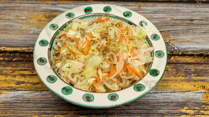 Salát z hlávkového zelí: Vychutnejte si osvěžující přílohu v různých variantách