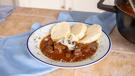 15 receptů na guláše: Inspirujte se sbírkou receptů na oblíbenou hospodskou klasiku