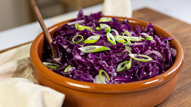 Salát z červeného zelí: Připravte si podle videa tuto křupavou a osvěžující přílohu