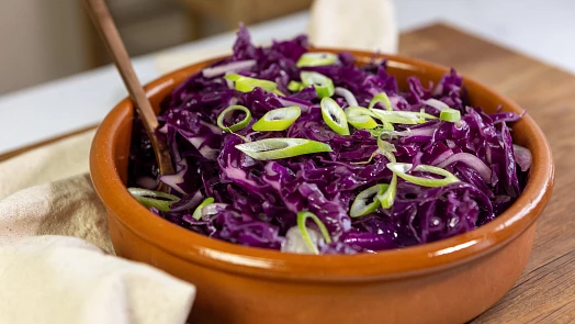 Salát z červeného zelí: Připravte si podle videa tuto křupavou a osvěžující přílohu