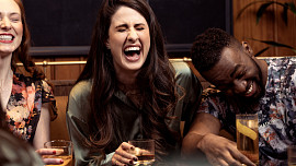 Co jíst či nejíst, když jdete do společnosti