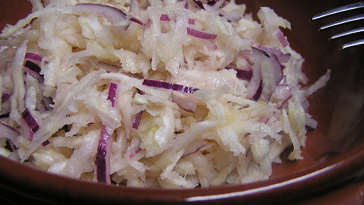 Lehký celerový salát je snadný na přípravu. Stačí na něj jen několik surovin