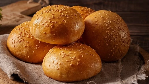 Jak vytvarovat dokonalé bulky? Podle našeho návodu budete tvarovat bulky jako mistr pekař