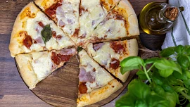 Jak upéct domácí pizzu? Dokonale nadýchané těsto můžete obložit vším, co máte rádi