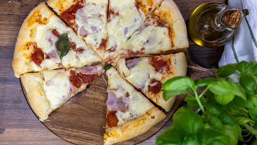 Jak upéct domácí pizzu? Dokonale nadýchané těsto můžete obložit vším, co máte rádi