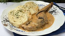 Jak udělat omáčku bez smetany? Použijte alternativu, která se smetaně podobá