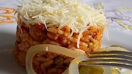 Rádi byste rychlý oběd z jednoho pekáče? Zkuste výborné srbské rizoto s bůčkem