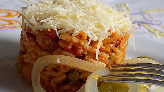 Rádi byste rychlý oběd z jednoho pekáče? Zkuste výborné srbské rizoto s bůčkem
