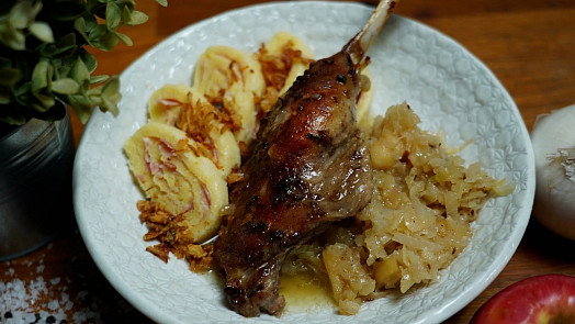 Husa se zelím a rolovaným knedlíkem: Se slavnostním obědem vám pomůže videorecept