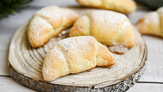 Svatomartinské rohlíčky z tvarohového těsta chutnají hlavně s makovou náplní