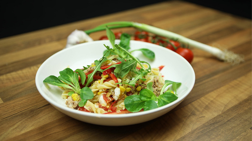 Těstovinový salát s tuňákem: Dopřejte si ho jako lehkou večeři nebo výživnou svačinu