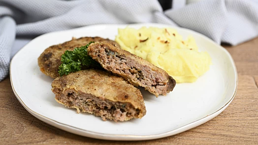 Jak udělat mleté řízky? Vyzkoušejte variaci s nivou, která dodá pokrmu správný říz